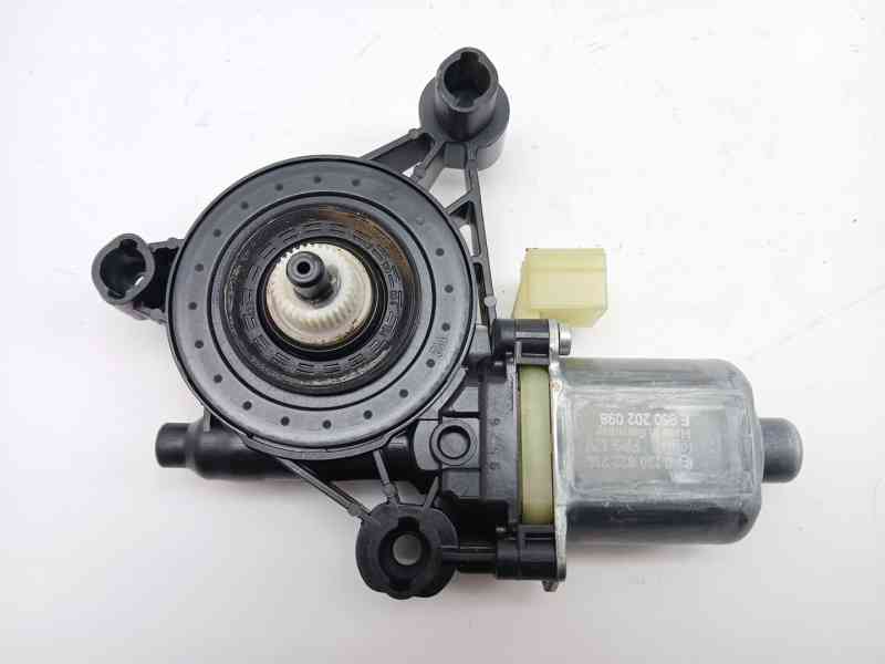 Recambio de motor elevalunas delantero derecho para volkswagen golf viii (cd1, da1) 2.0 tdi referencia OEM IAM  5Q0959802A 