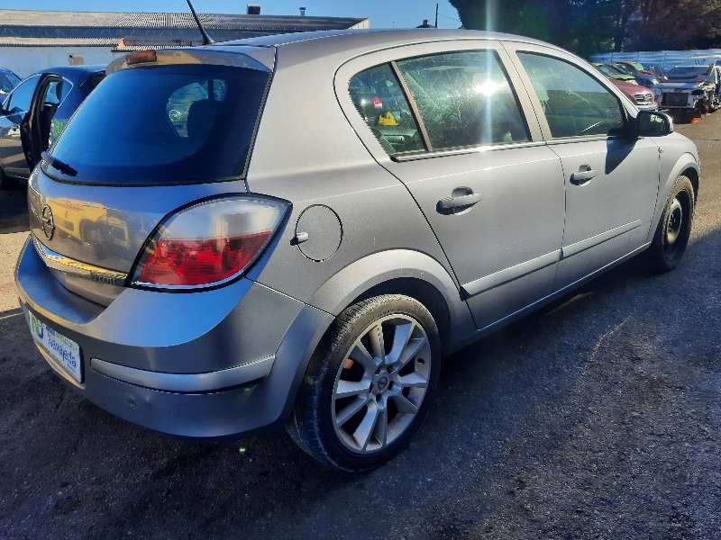 opel astra h berlina del año 2004