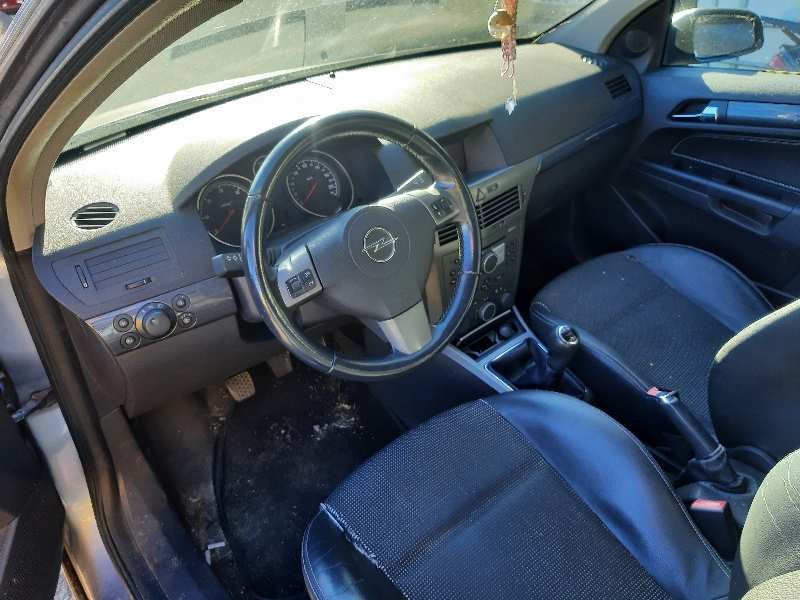 opel astra h berlina del año 2004