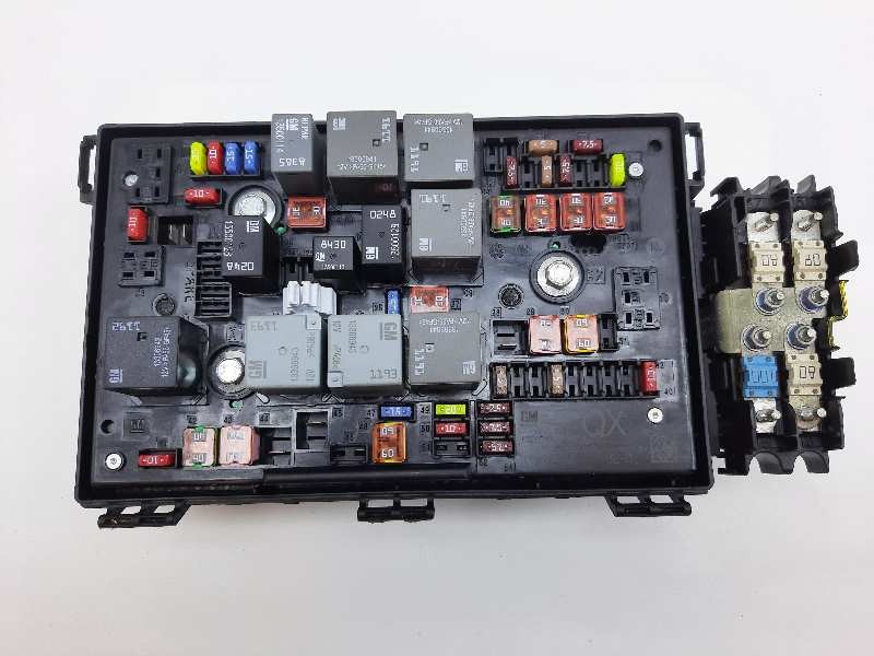 Recambio de caja reles / fusibles para opel astra j lim. sport referencia OEM IAM 13313207  