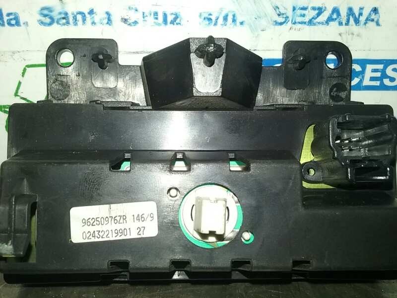 Recambio de pantalla multifuncion para peugeot 206 berlina referencia OEM IAM 96250976ZR 96250976ZR SOLO RELOJ