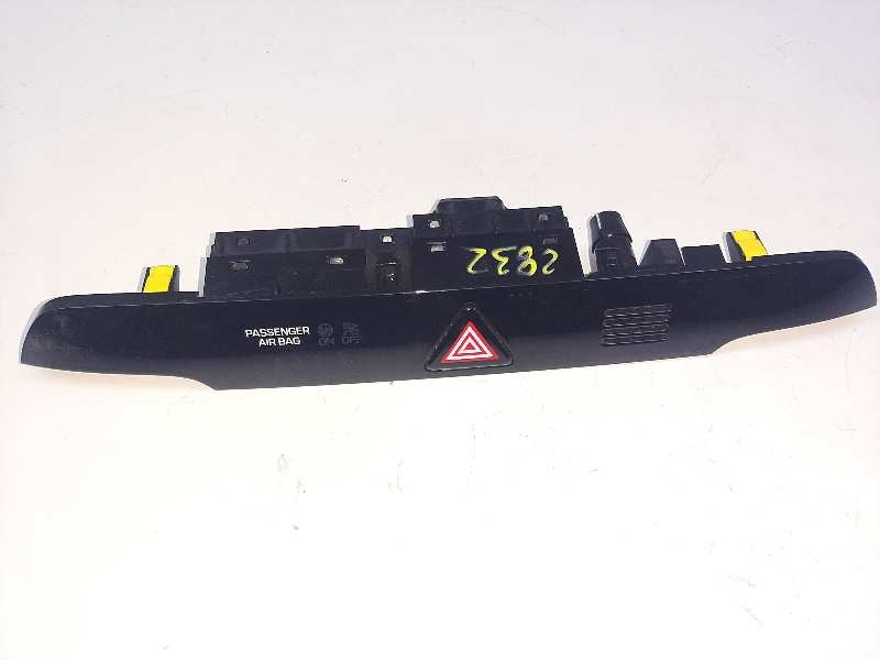 Recambio de warning para hyundai tucson essence 2wd referencia OEM IAM 93700D7100  