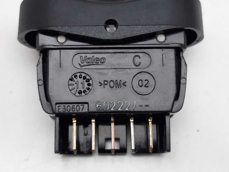 Recambio de mando elevalunas delantero izquierdo para dacia duster ambiance 4x2 referencia OEM IAM 602227  