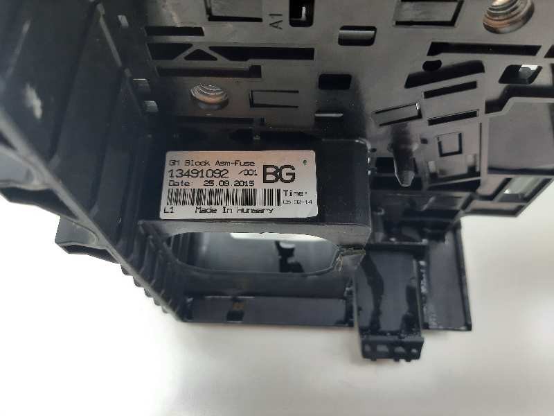 Recambio de caja reles / fusibles para opel corsa e edition referencia OEM IAM 13491092  