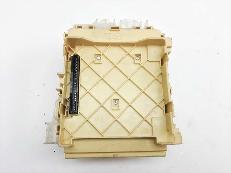 Recambio de caja reles / fusibles para toyota auris hybrid business referencia OEM IAM 8273012X81 63586756 