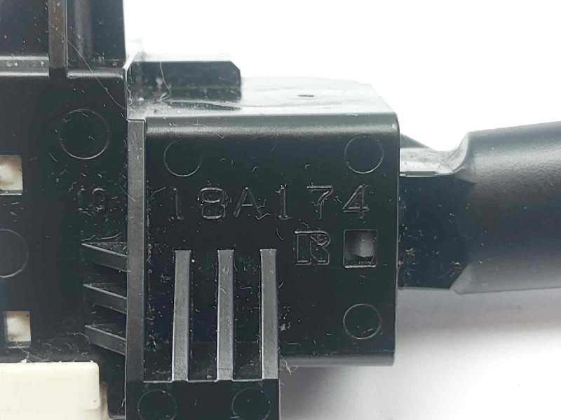 Recambio de mando multifuncion para toyota auris active referencia OEM IAM 18A174  