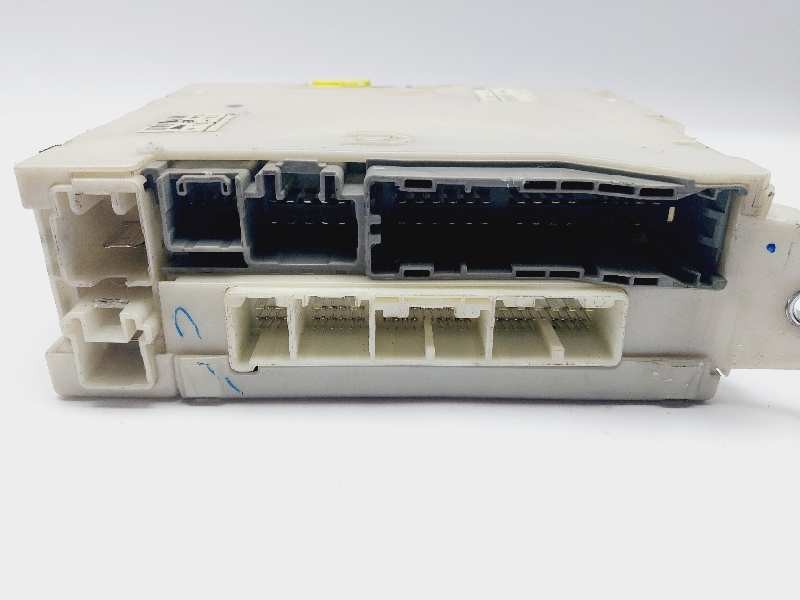 Recambio de caja reles / fusibles para lexus is200 (ds2/is2) 220d referencia OEM IAM 8273053050  