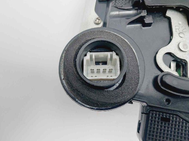 Recambio de cerradura puerta trasera derecha para lexus is200 (ds2/is2) 220d referencia OEM IAM A046693  