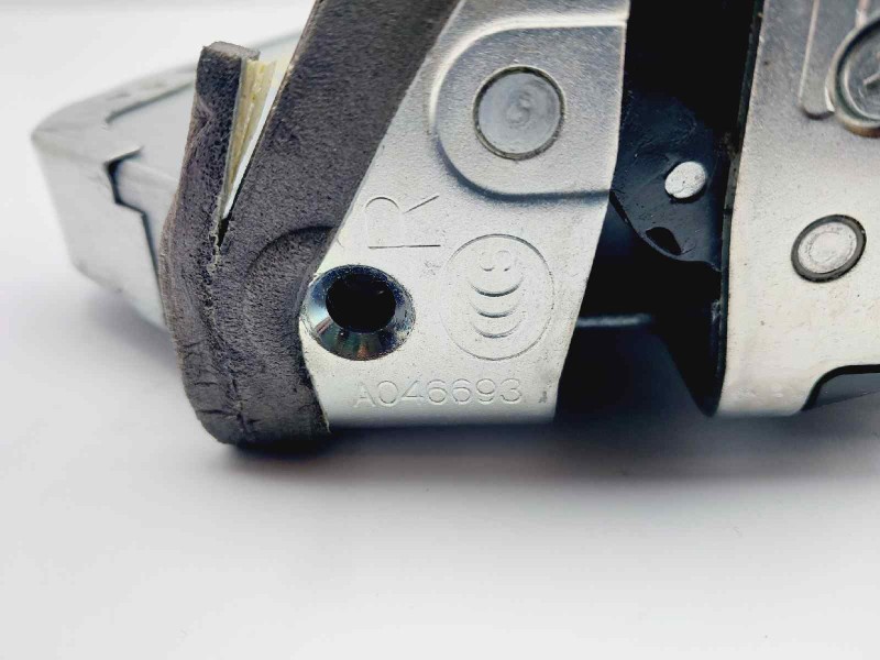 Recambio de cerradura puerta trasera derecha para lexus is200 (ds2/is2) 220d referencia OEM IAM A046693  