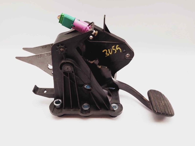 Recambio de pedal freno para renault laguna coupe monaco gp referencia OEM IAM 465010003R  
