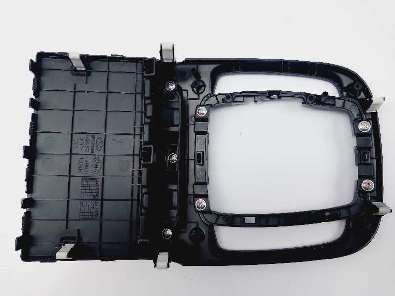 Recambio de moldura para hyundai kona essence 2wd referencia OEM IAM 84652J9001  