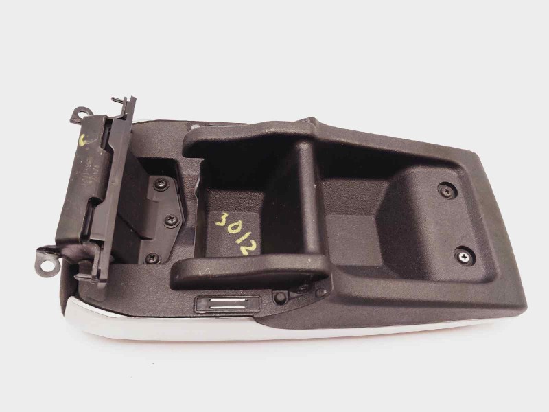 Recambio de apoyabrazos central para toyota verso active referencia OEM IAM 589650F010  