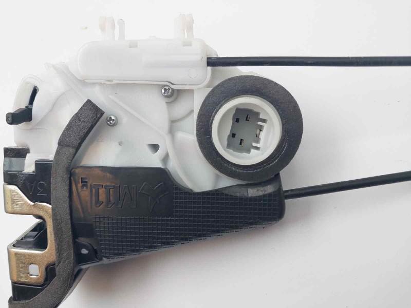 Recambio de cerradura puerta trasera derecha para toyota yaris hybrid referencia OEM IAM 690500D310  