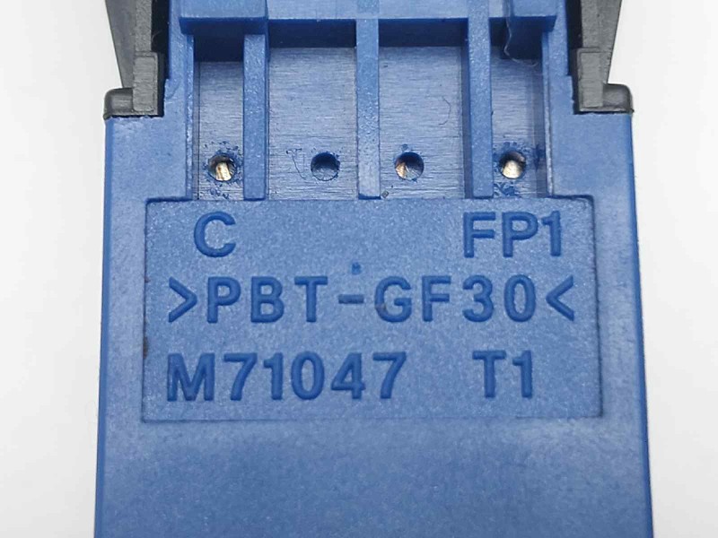 Recambio de interruptor para toyota yaris hybrid referencia OEM IAM M71043  