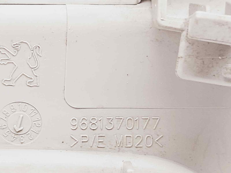 Recambio de luz interior para peugeot 5008 premium referencia OEM IAM 9681376177  