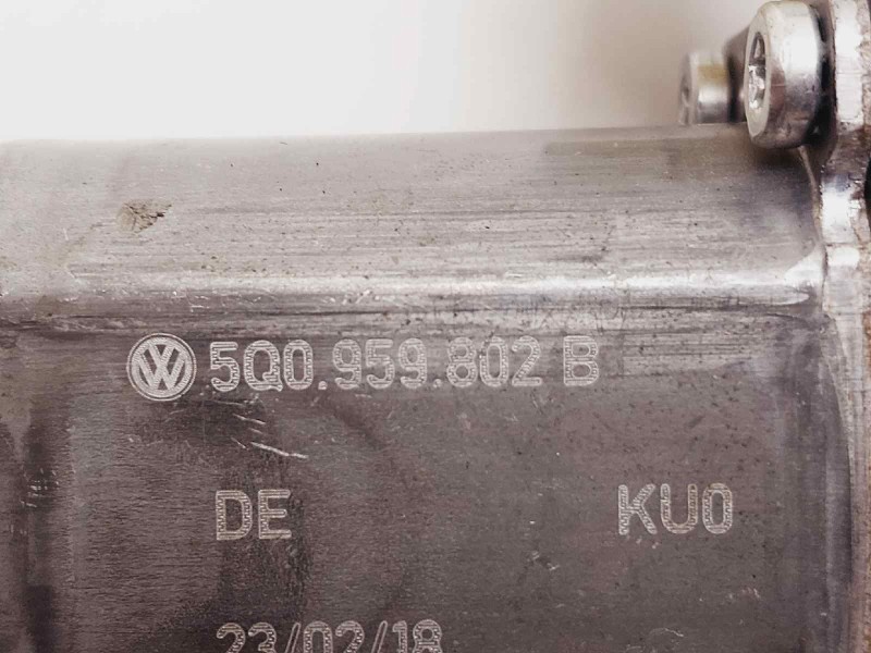 Recambio de elevalunas delantero derecho para skoda octavia lim. (5e3) rs 245 referencia OEM IAM 5E0837462B 5Q0959802B 013082271