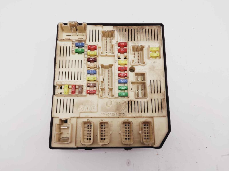 Recambio de caja reles / fusibles para renault megane iii sport tourer expression referencia OEM IAM 284B68372R  