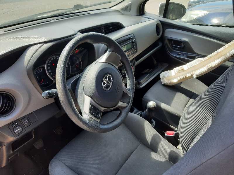 toyota yaris del año 2015