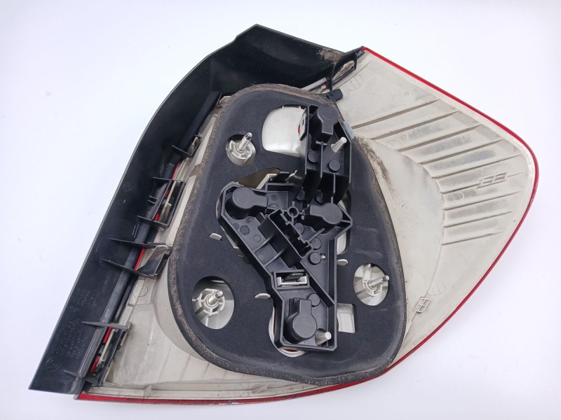 Recambio de piloto trasero izquierdo para bmw serie 1 berlina (e81/e87) 118d referencia OEM IAM 692450112  