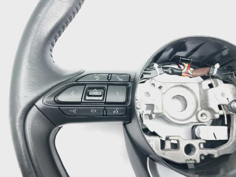 Recambio de volante para toyota yaris xpa1f referencia OEM IAM 643602800F  