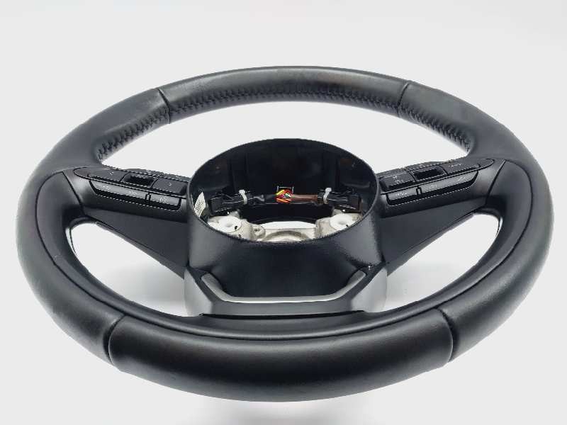 Recambio de volante para toyota yaris xpa1f referencia OEM IAM 643602800F  