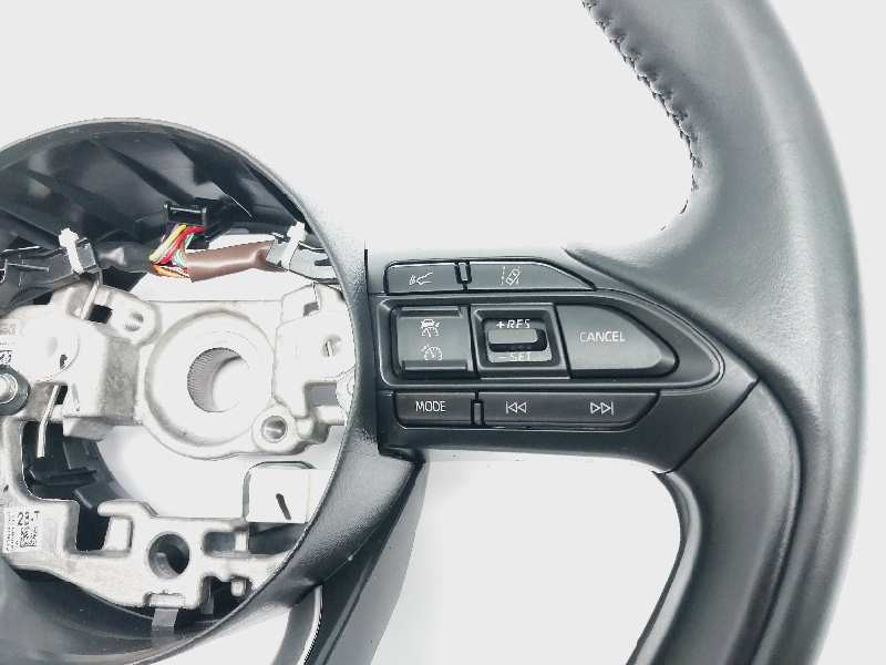 Recambio de volante para toyota yaris xpa1f referencia OEM IAM 643602800F  