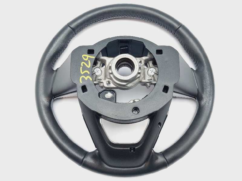 Recambio de volante para toyota yaris xpa1f referencia OEM IAM 643602800F  