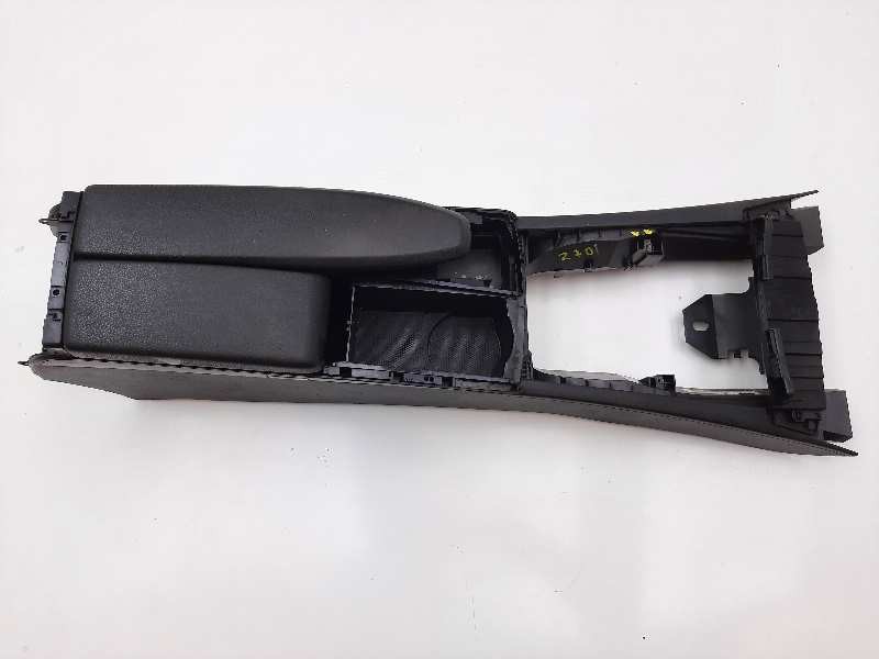 Recambio de apoyabrazos central para mercedes-benz clase c (w204) berlina c 220 cdi (204.008) referencia OEM IAM A2046800105  