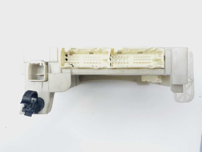Recambio de caja reles / fusibles para toyota yaris city referencia OEM IAM 8273052K40  