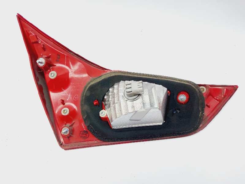 Recambio de piloto trasero derecho interior para toyota auris active referencia OEM IAM 8158102460 02260 