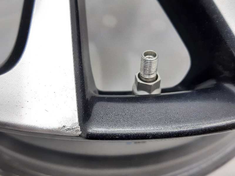 Recambio de llanta para lexus ct 200h white edition referencia OEM IAM 0052202013  