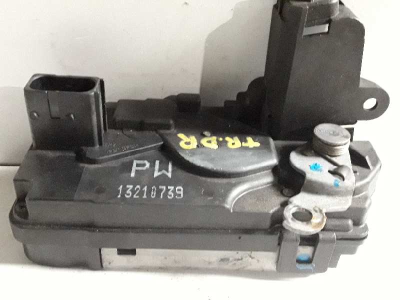 Recambio de cerradura puerta trasera derecha para opel zafira b enjoy referencia OEM IAM 13210739  