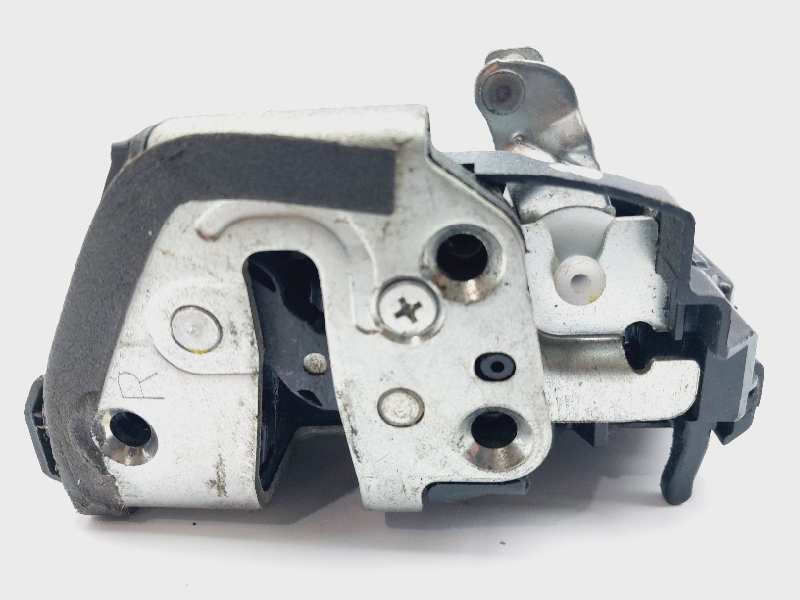 Recambio de cerradura puerta trasera derecha para toyota auris hybrid active referencia OEM IAM 6905002180  