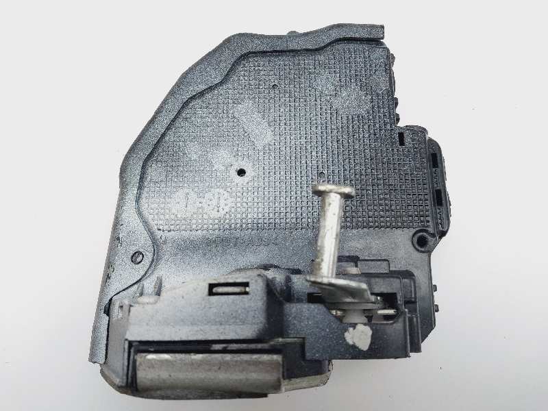 Recambio de cerradura puerta trasera derecha para toyota auris hybrid active referencia OEM IAM 6905002180  