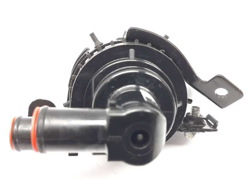 Recambio de bomba agua para lexus is 300h referencia OEM IAM 0641001301  