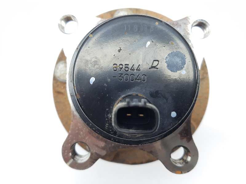 Recambio de buje para lexus is 300h referencia OEM IAM 8954430040  