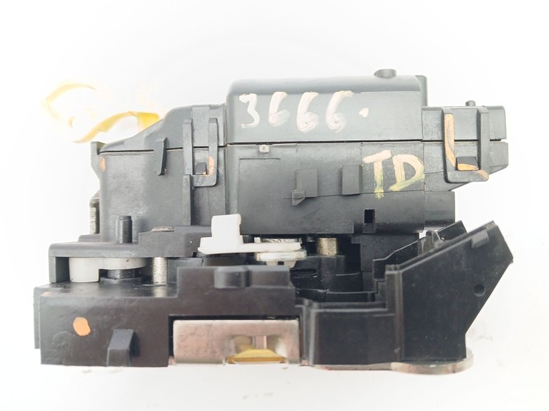 Recambio de cerradura puerta trasera derecha para dacia duster referencia OEM IAM 825029139R  