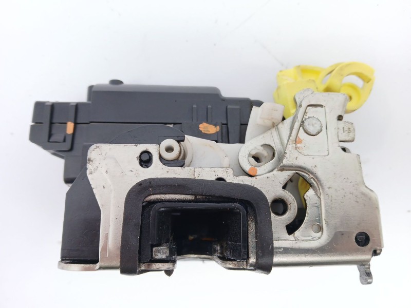 Recambio de cerradura puerta trasera derecha para dacia duster referencia OEM IAM 825029139R  