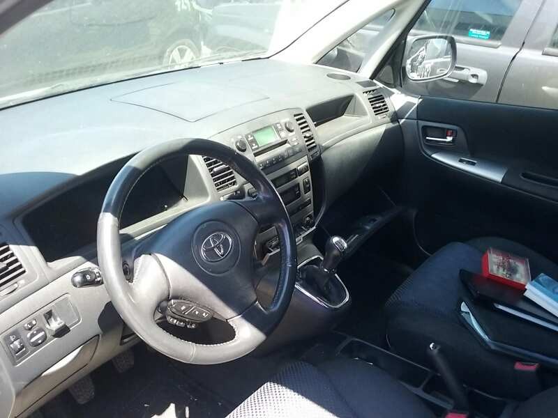 toyota corolla verso (e12) del año 2001