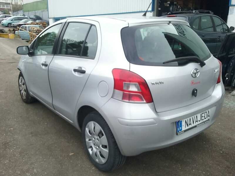 toyota yaris del año 2011