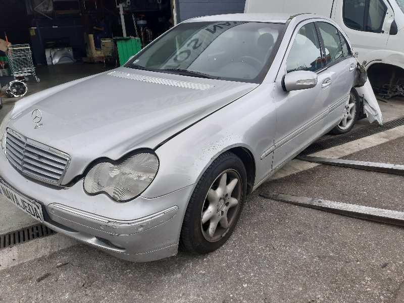 mercedes-benz clase c (w203) berlina del año 2001