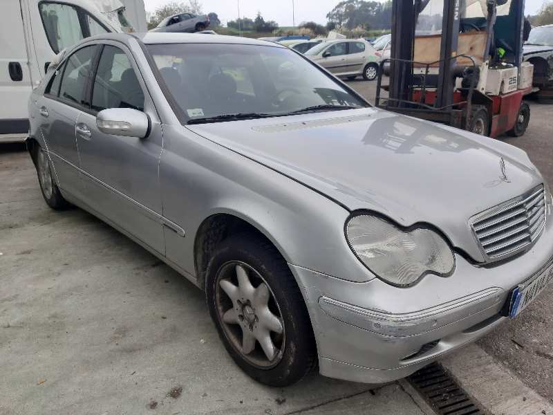 mercedes-benz clase c (w203) berlina del año 2001