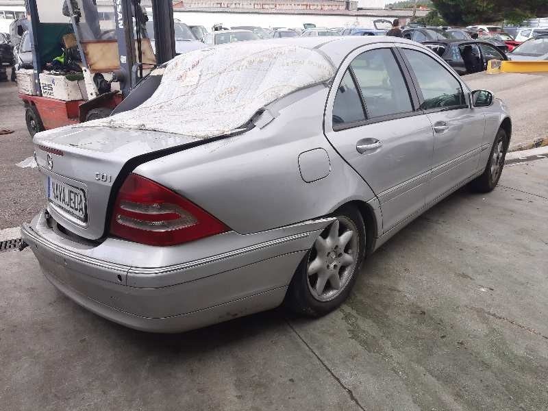 mercedes-benz clase c (w203) berlina del año 2001