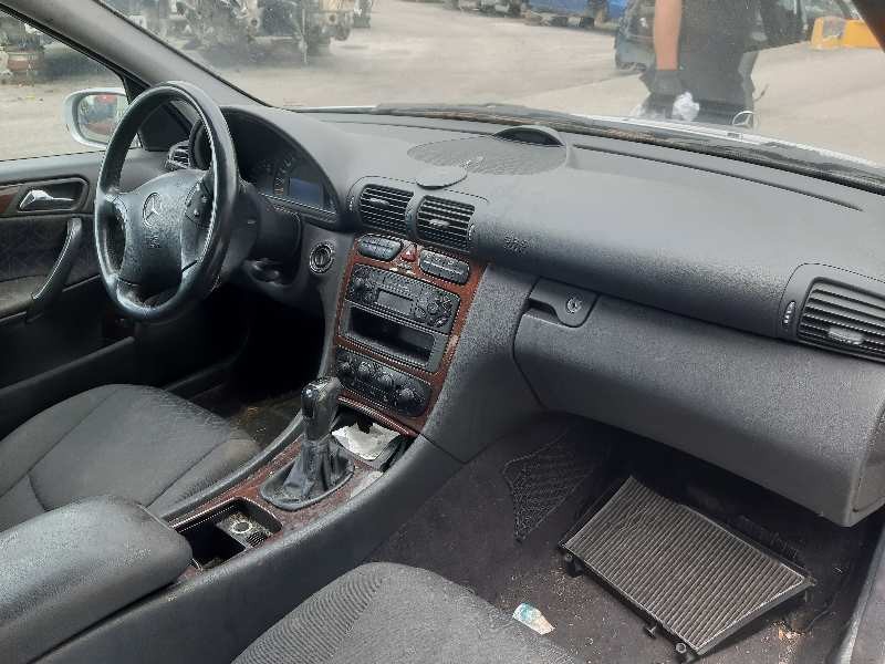 mercedes-benz clase c (w203) berlina del año 2001