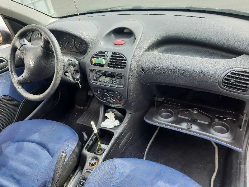 peugeot 206 berlina del año 2001