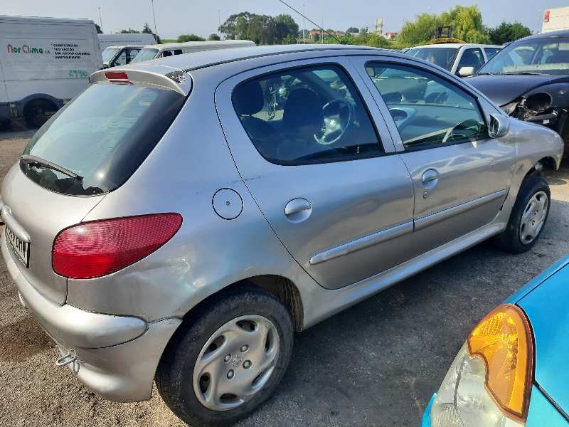 peugeot 206 berlina del año 2001