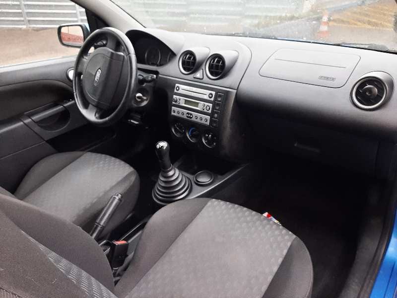 ford fiesta (cbk) del año 2004