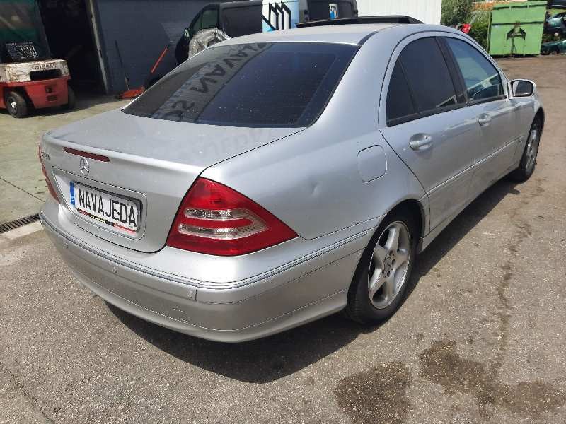mercedes-benz clase c (w203) berlina del año 2004
