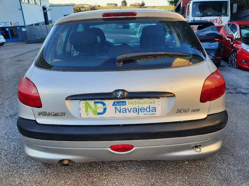 peugeot 206 berlina del año 2002