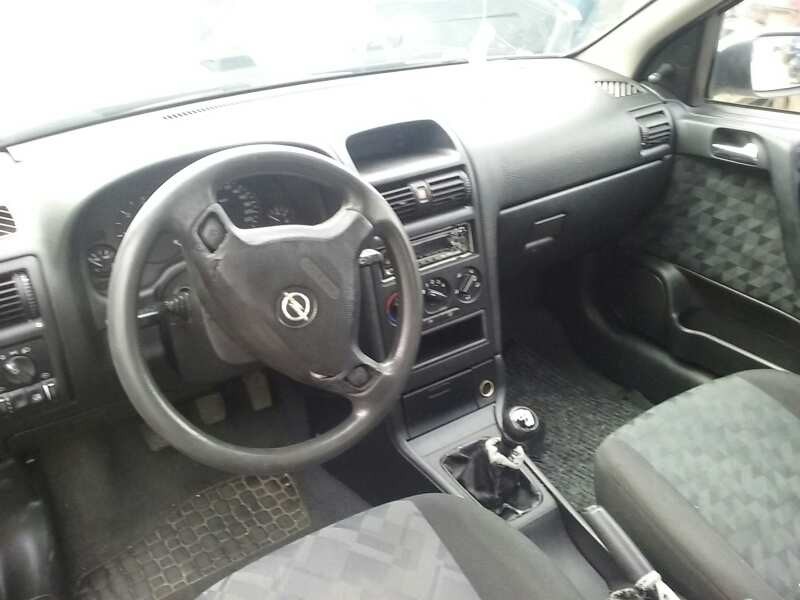 opel astra g berlina del año 2000